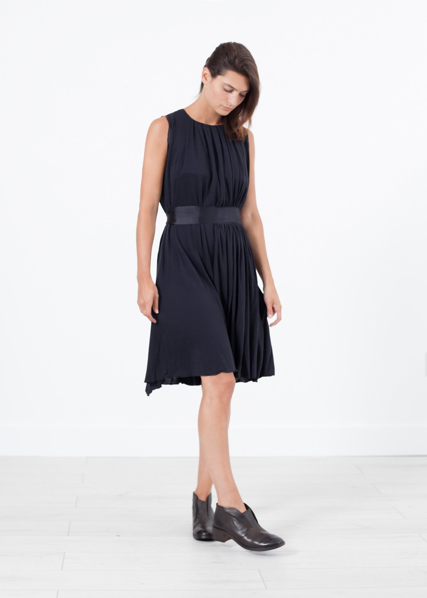 Sleeveless Pleated Dress in Navy Bis
